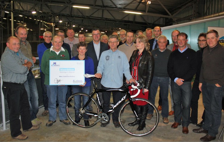 De organisatoren van de LM-Classics 2015 op de foto met de gelukkige prijswinnaars 2014.
