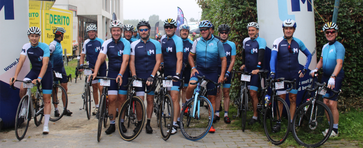 Mannen in LM-wielertenue aan de start