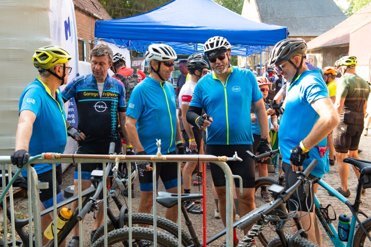 Mannen in wielertenue